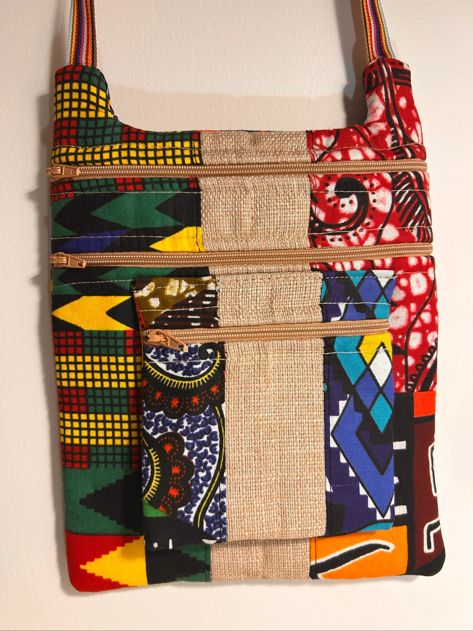 Sac bandoulière patchwork wax et jute – Sac fait main multicolore – 3 poches zippées – Pièce unique